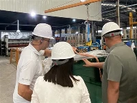 Un client din Marea Britanie vizitează fabrica MIGO GLASS...
