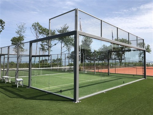 Teren de tenis de padel din sticla laminata