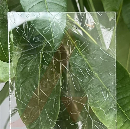 Sticlă cu model personalizat gravată cu acid